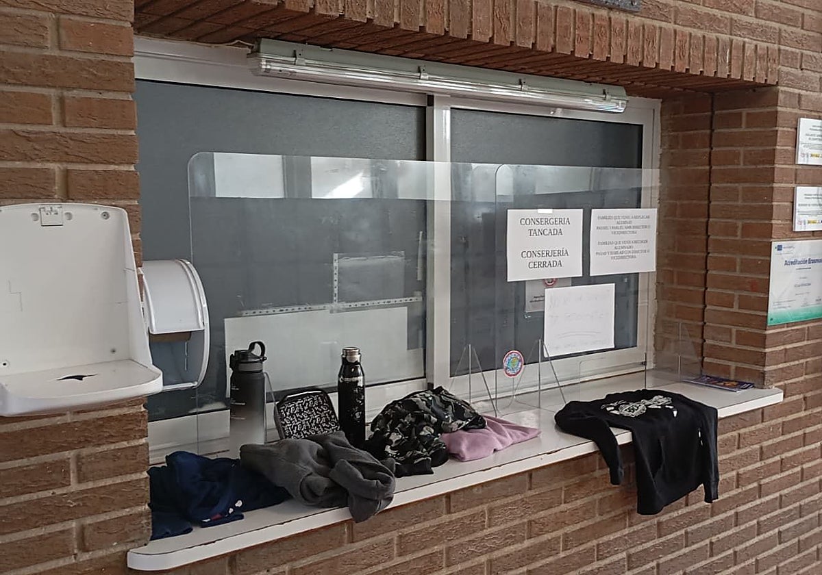La conserjería del IES La Patacona, cerrada.
