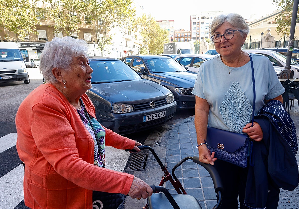 Imagen principal - Mamen, Anabel y Elena, en la comisión a la que pertenece Marta Mercader. Carmen y María José, dos vecinas de la zona. Paqui Pineda y Marta Mascarell, del colegio Jesús y María.
