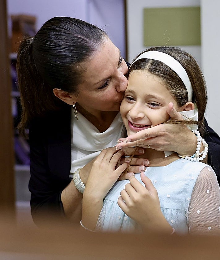 Imagen secundaria 2 - carmen y Marta escogiendo los colores en Vives y Marí, y beso de la madre de Marta a la fallera mayor infantil de 2026.