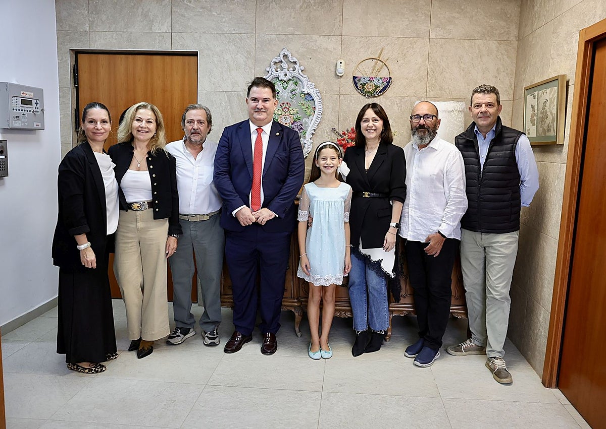 Imagen secundaria 1 - Posado familiar de Carmen y Marta con sus padres y con los responsables de Vives y Marí, Juanvi Aznzar, Rafa Marí y Amparo Sánchez.