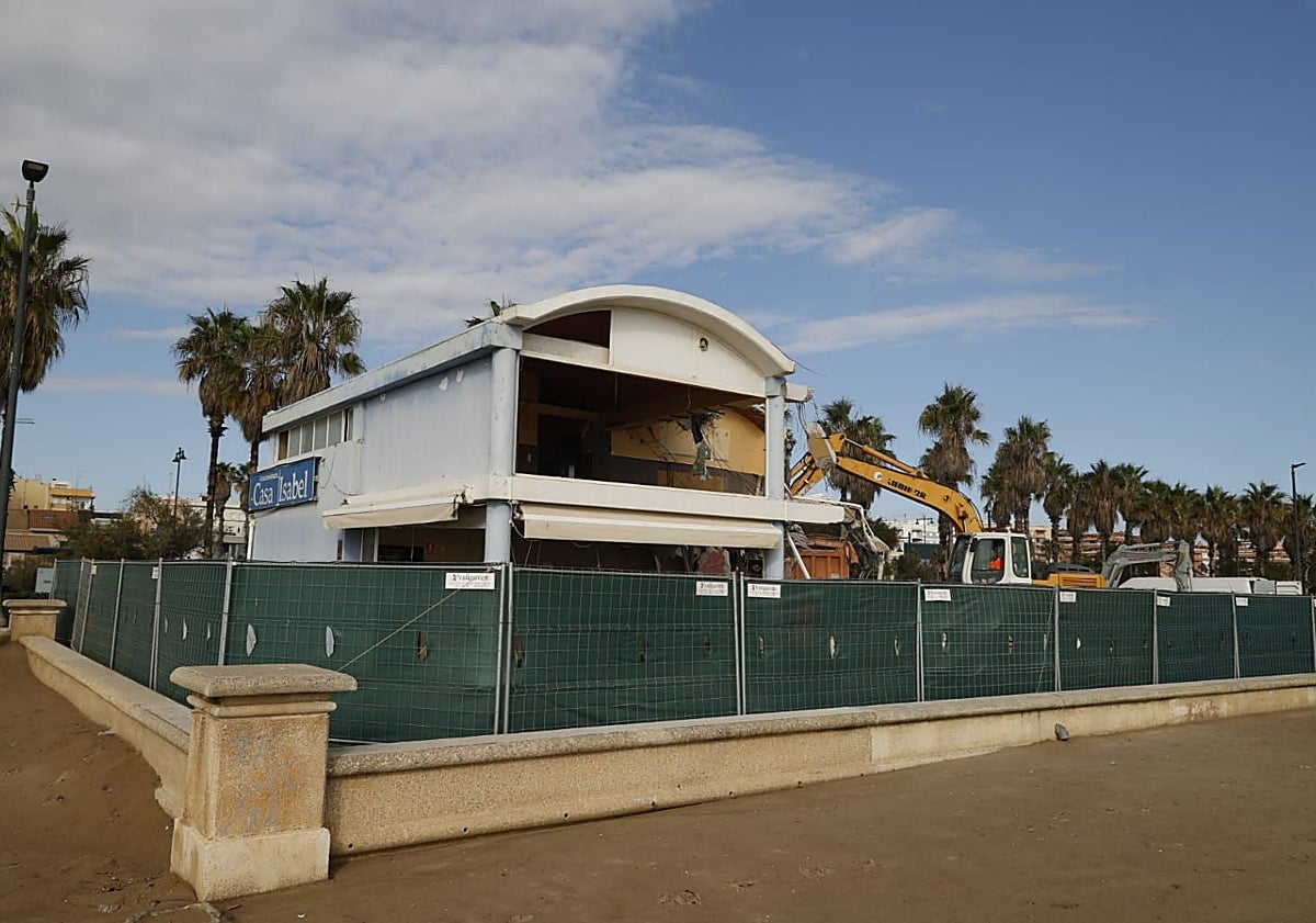 Imagen principal - Proceso de derribo de Casa Isabel, en el paseo marítimo de la Malvarrosa.