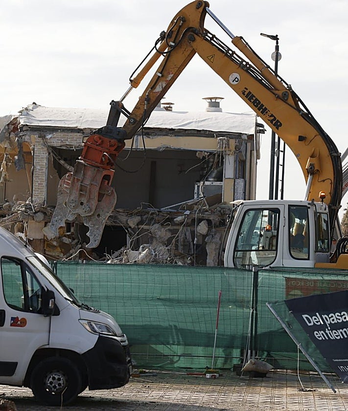 Imagen secundaria 2 - Proceso de derribo de Casa Isabel, en el paseo marítimo de la Malvarrosa.