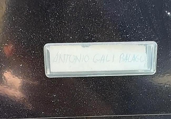 El nombre del asesino en el buzón de su vivienda.