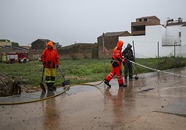 Miembros de protección civil trabajan durante las lluvias en Tarragona