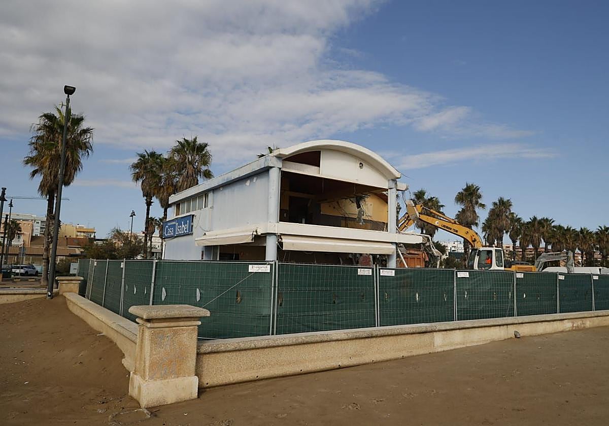 Fotos del derribo de Casa Isabel, restaurante en la playa de la Malvarrosa