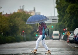 Una mujer se protege de la lluvia en Valencia.