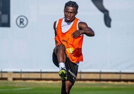 Largie Ramazani, en un entrenamiento con el Valencia.