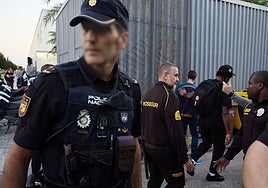 Chris Jones saluda a Alfonso Castilla en la llegada del Hapoel a la Fonteta para entrenar.