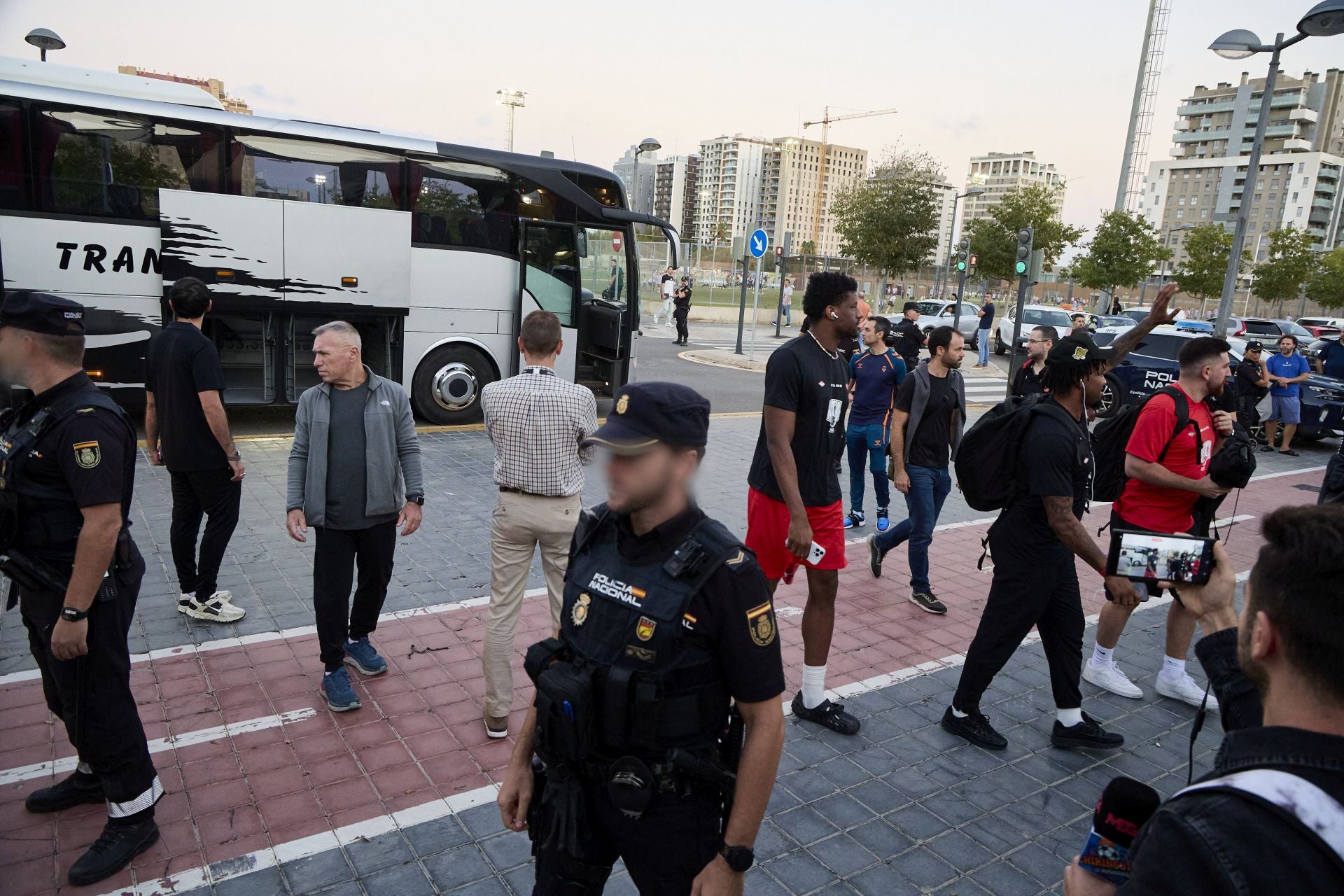 Momento de la llegada ayer del Hapel al Roig Arena, rodeado de policías.