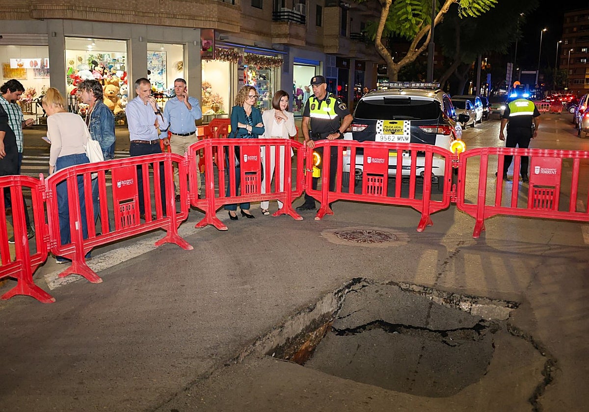 La policía corta la zona donde está el socavón.