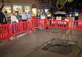 La policía corta la zona donde está el socavón.
