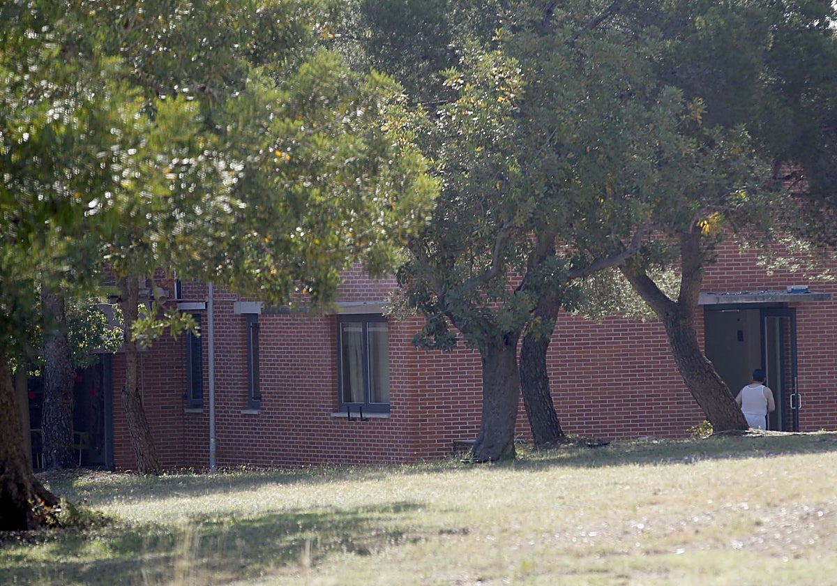 Jardín y fachada del hospital de salud mental de Bétera.