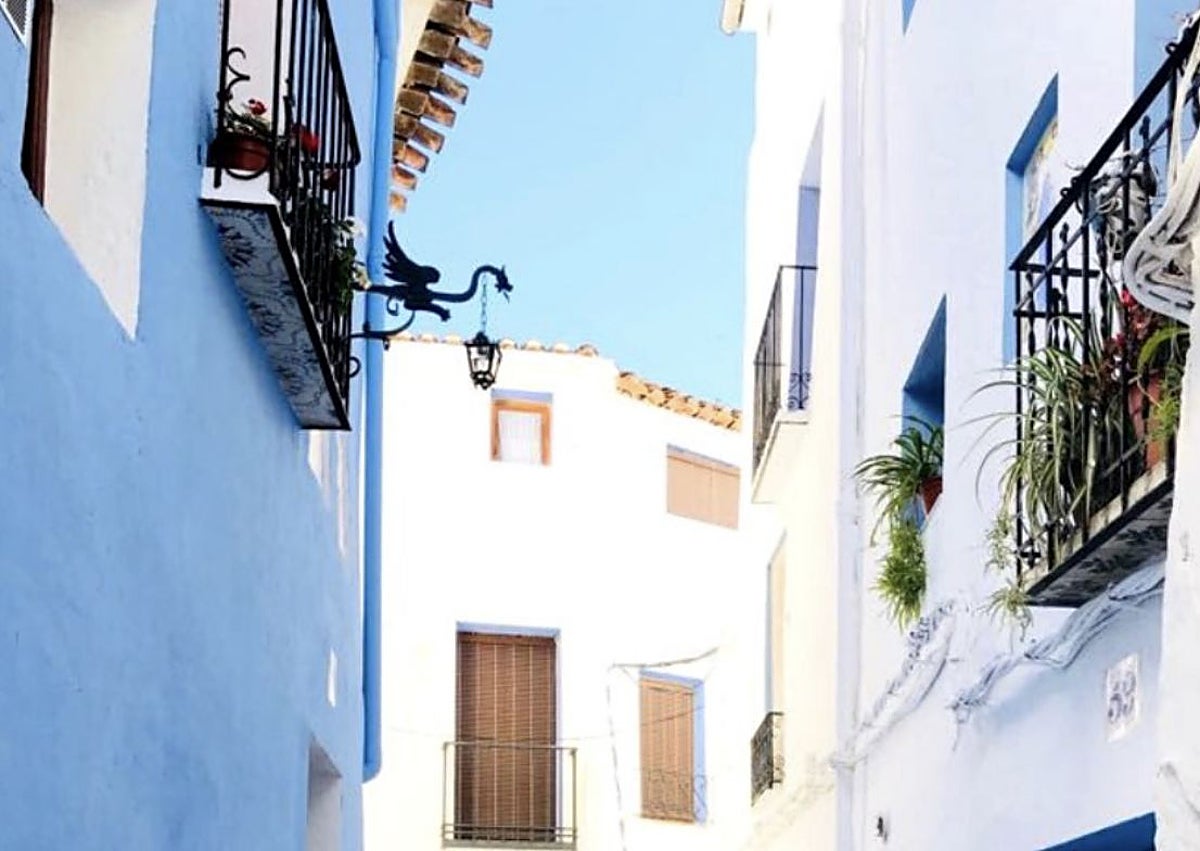 Imagen secundaria 1 - Algunas imágenes del recorrido con los tonos típicos de los distintos mundos que habitan en Chelva.