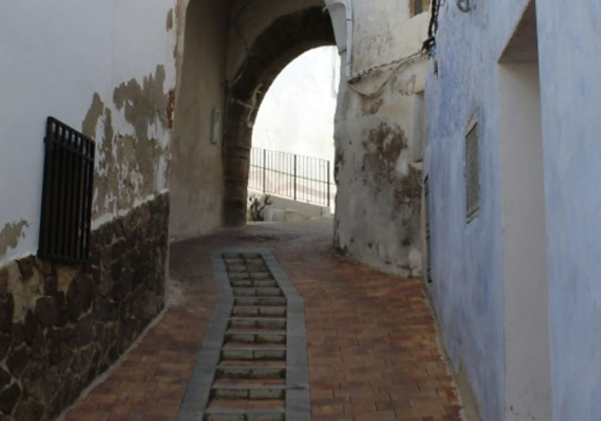 Imagen principal - Algunas imágenes del recorrido con los tonos típicos de los distintos mundos que habitan en Chelva.