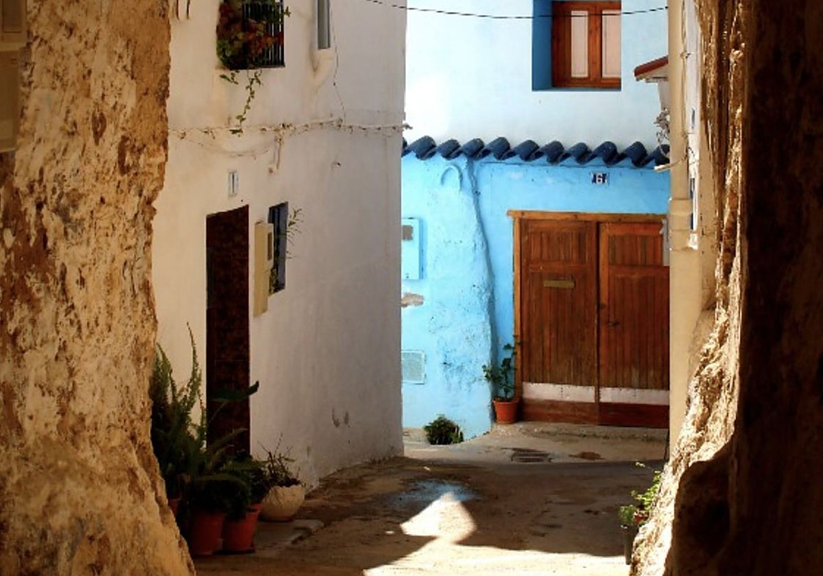 Imagen de una de las casas azules del recorrido.
