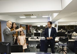 Carmen Prades y Marta Mercader, en la primera visita a LAS PROVINCIAS, escuchan al director, Jesús Trelis, con el jefe de Valencia, Arturo Checa.