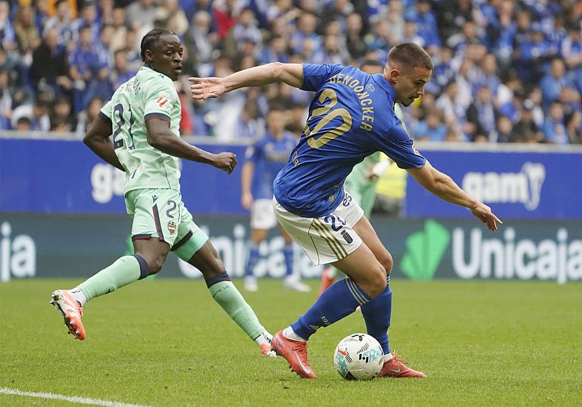 Etta Eyong y Dendoncker pelean por el balón.