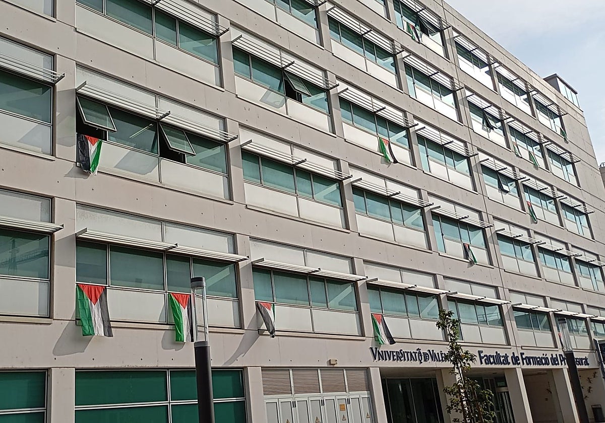 Banderas palestinas en la Facultad de Formación del Profesorado, contigua a Ciencias Sociales.