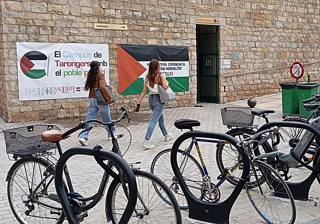 Pancartas colocadas junto a la biblioteca Gregori Mayans, en el campus de Tarongers.