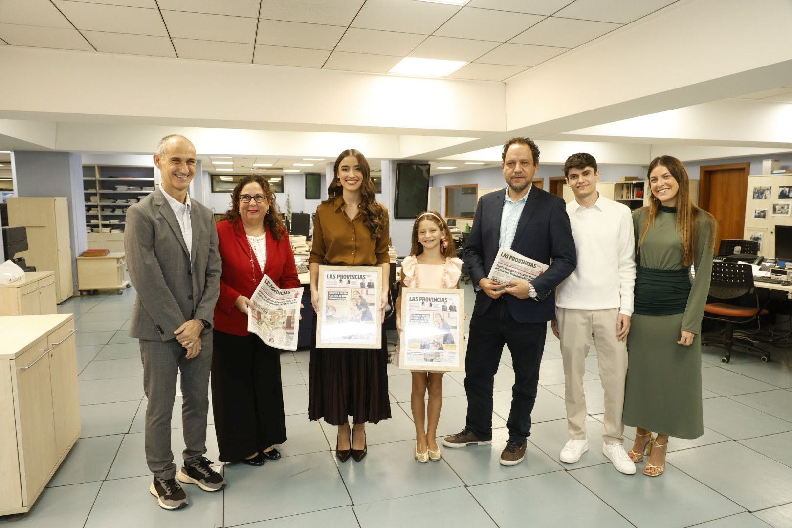 Las falleras mayores de Valencia visitan LAS PROVINCIAS