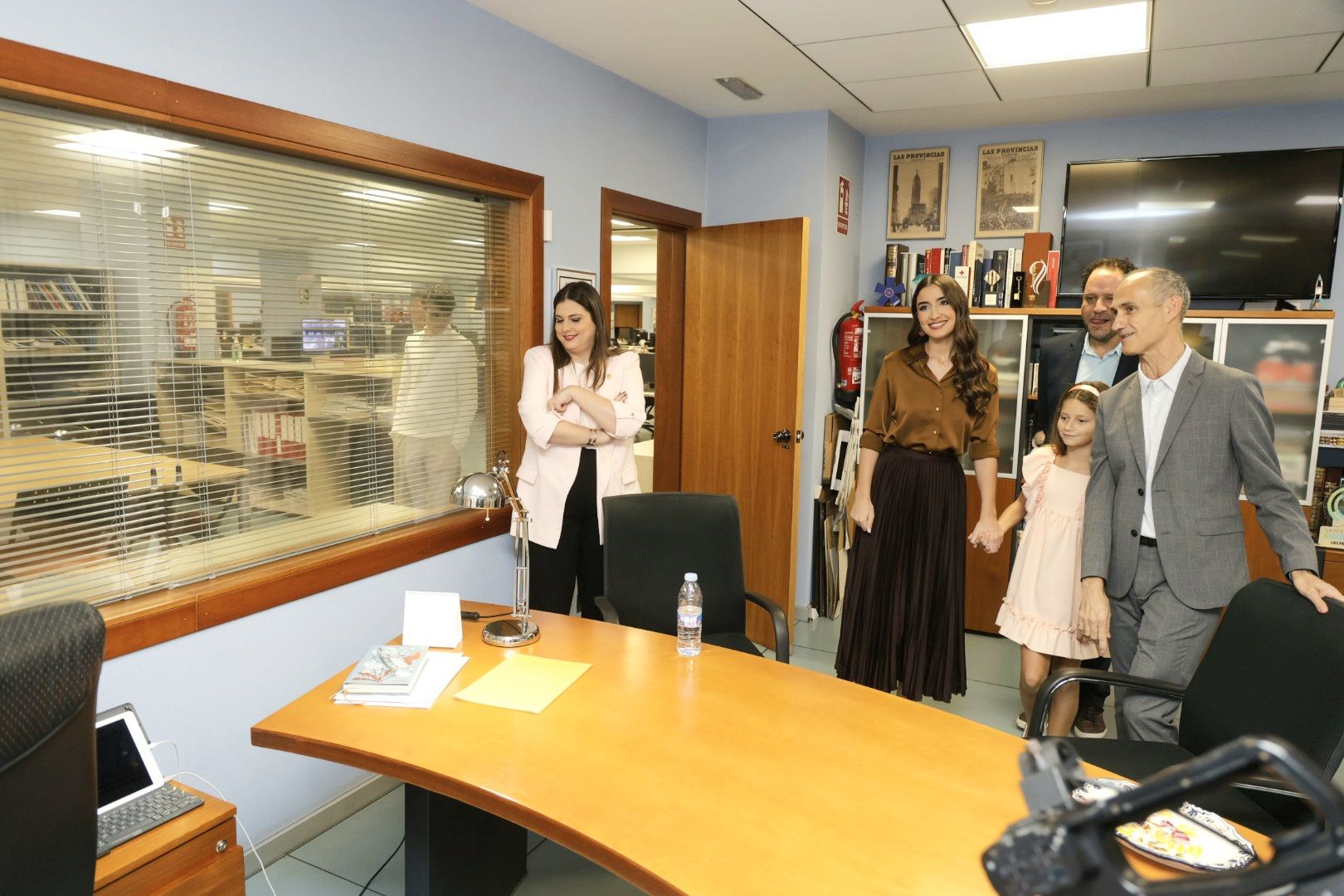 Las falleras mayores de Valencia visitan LAS PROVINCIAS