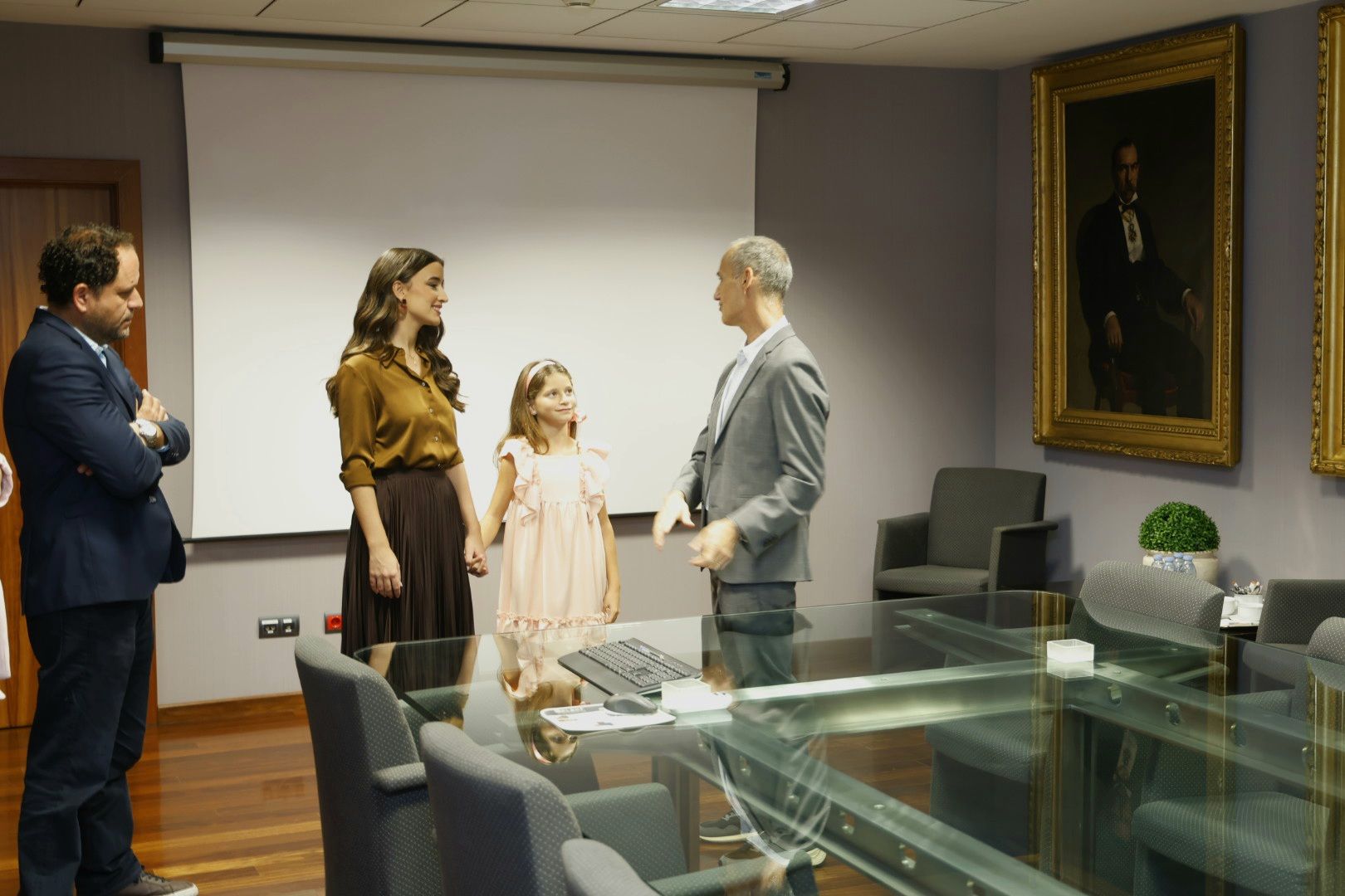 Las falleras mayores de Valencia visitan LAS PROVINCIAS