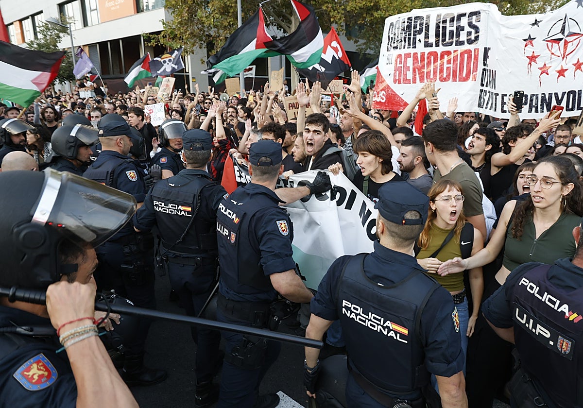 Manifestación en las proximidades del Roig Arena.