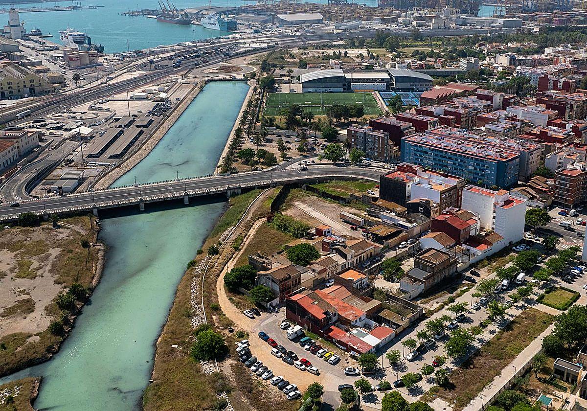 Imagen de la futura pasarela que conectará Nazaret y Moreras a principios de 2027. .