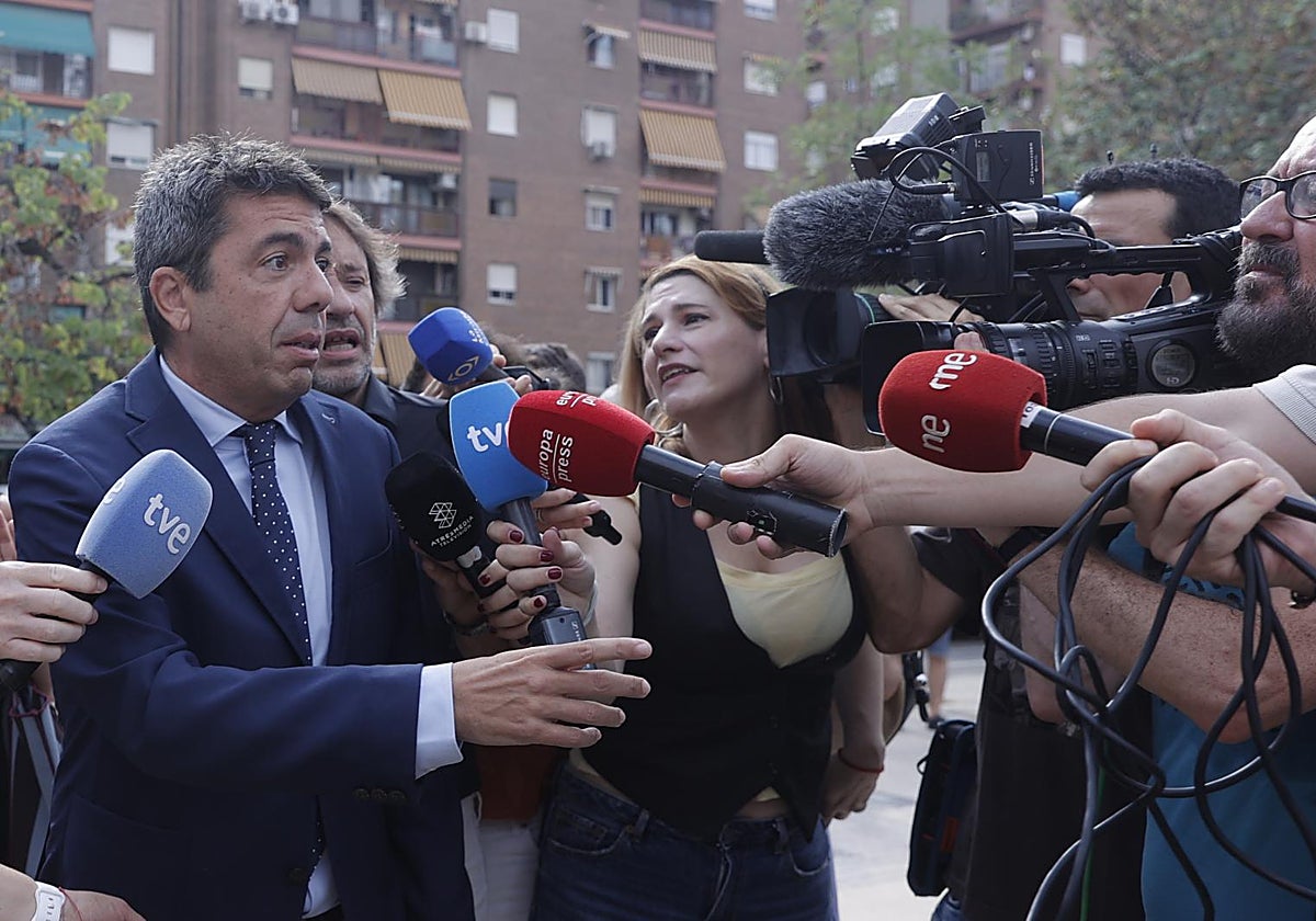 El president Mazón, rodeado de medios de comunicación.