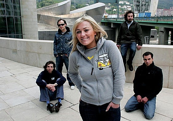 Amaia Montero junto al resto de integrantes de la banda.