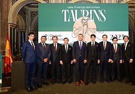 Los premiados, con Mompó en el centro.