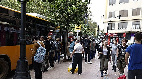 La falta de transporte público asfixia a los municipios de la Hoya de Buñol