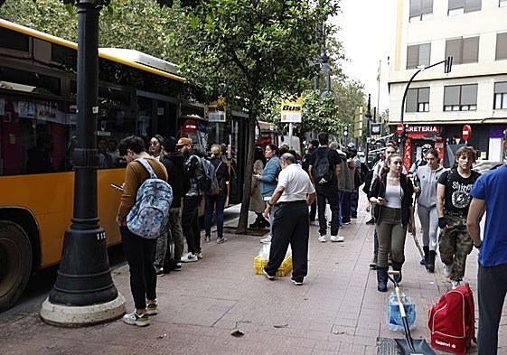Parada de los autobuses metropolitanos en la Gran Vía Fernando el Católico de Valencia.