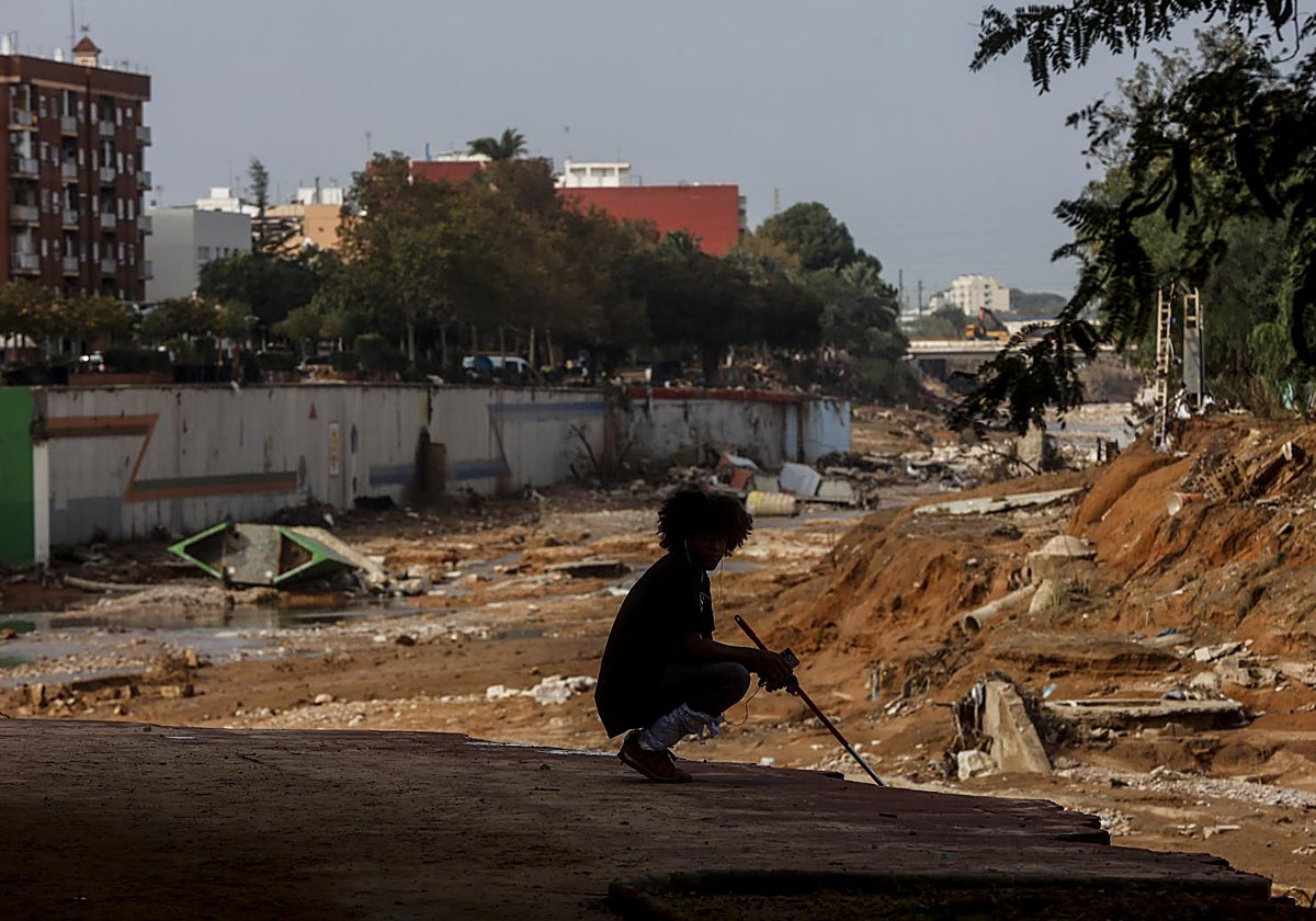 Una persona, en el barranco de Chiva, poco después de la dana.