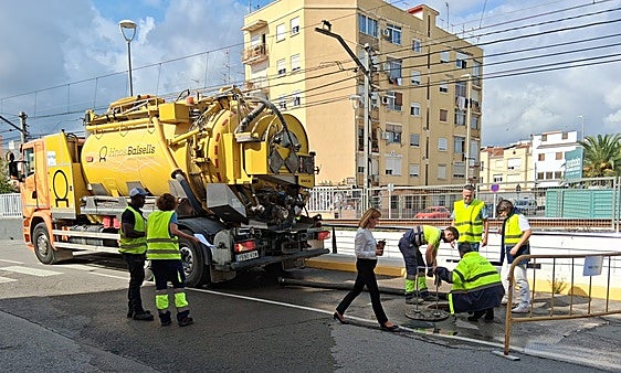 Trabajos junto a las vías en Carlet.