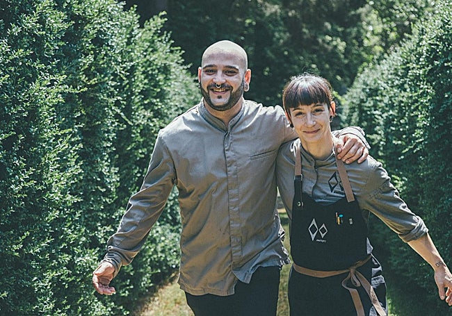 Bruno e Iris Jordán, responsables de sala y cocina respectivamente, en la montaña.