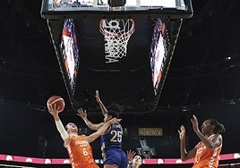 Buenavida se interna hacia la canasta.