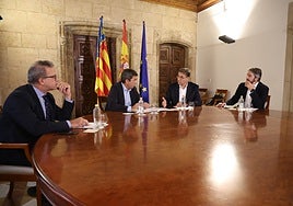 Mazón, junto a los representantes de la firma del óvalo.
