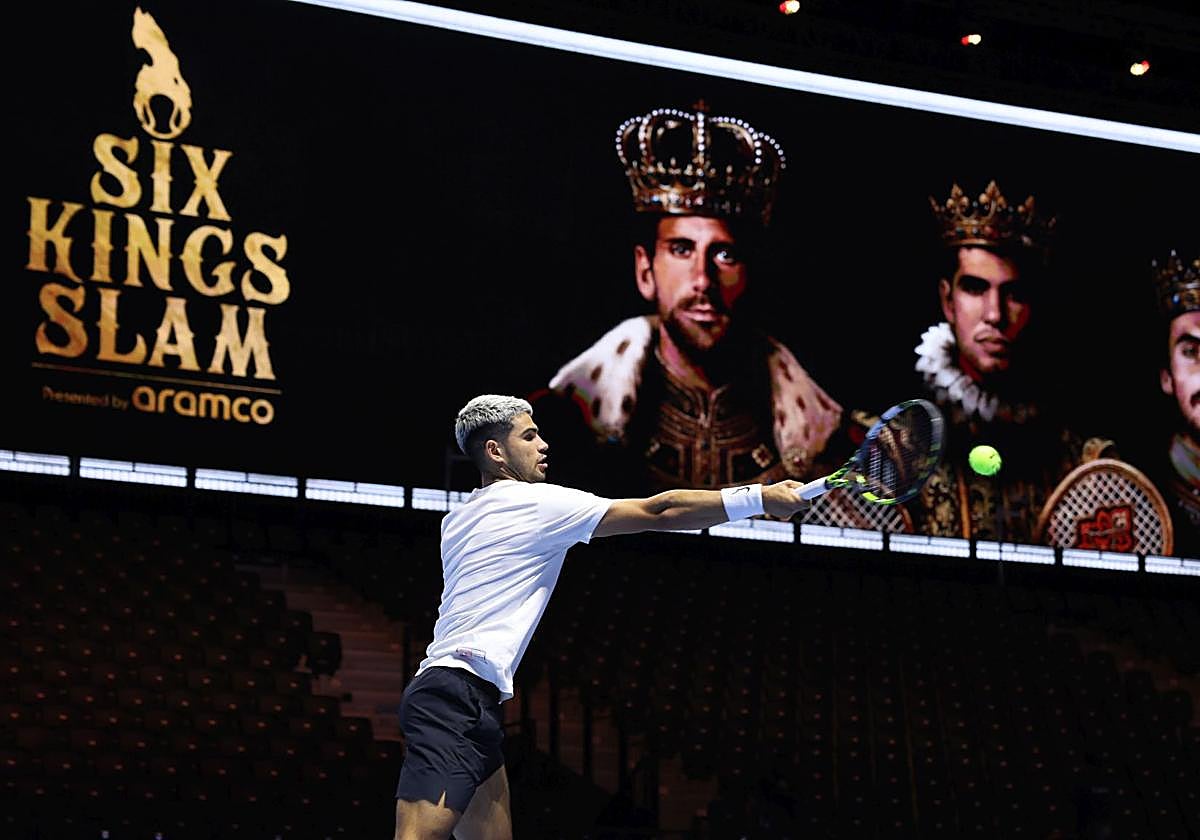 Carlos Alcaraz en un entrenamiento en Arabia Saudita.