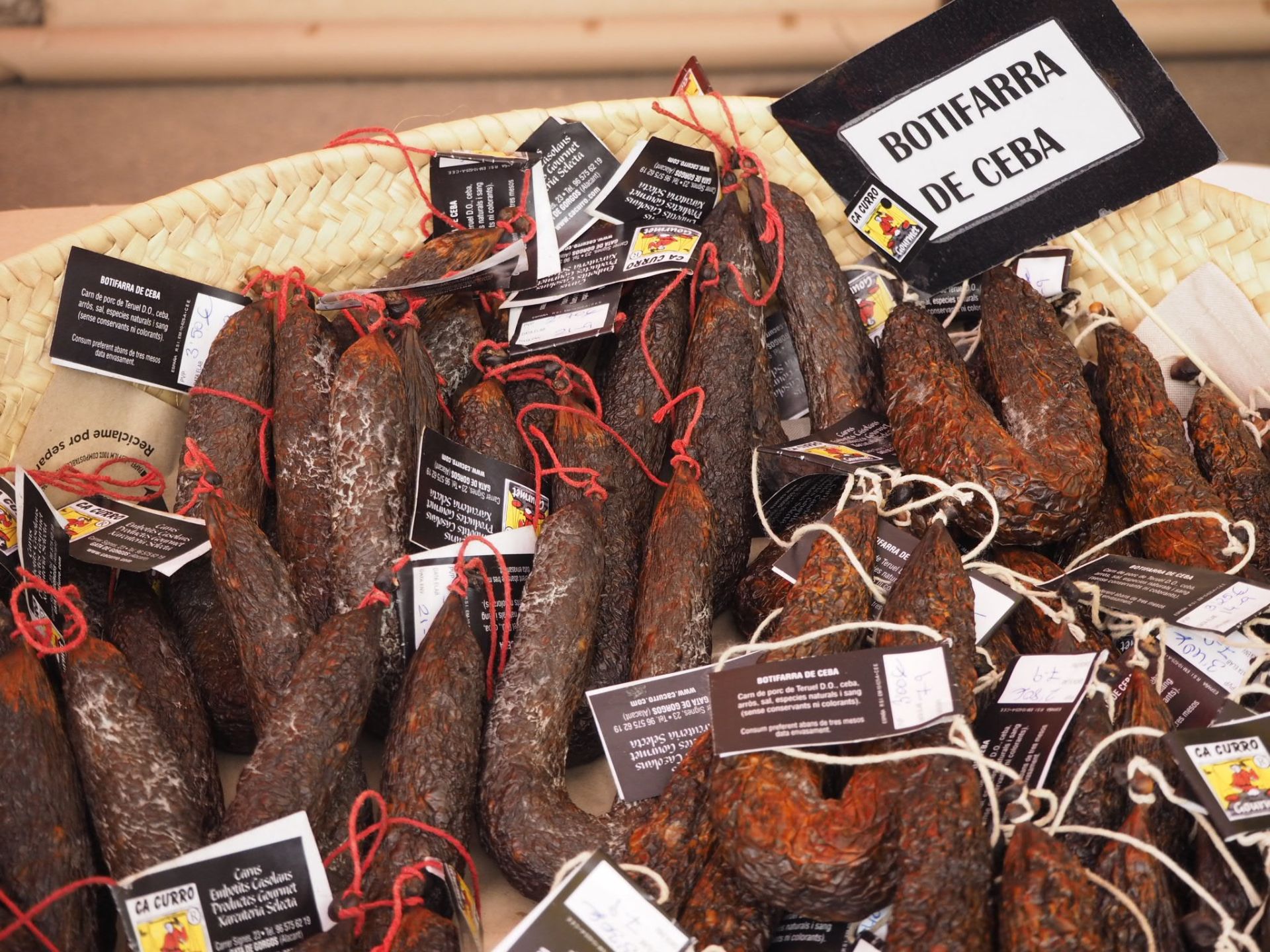 Imagen principal - Embutidos, quesos y buñuelos estarán presentes en esta vigésima edición de la feria.