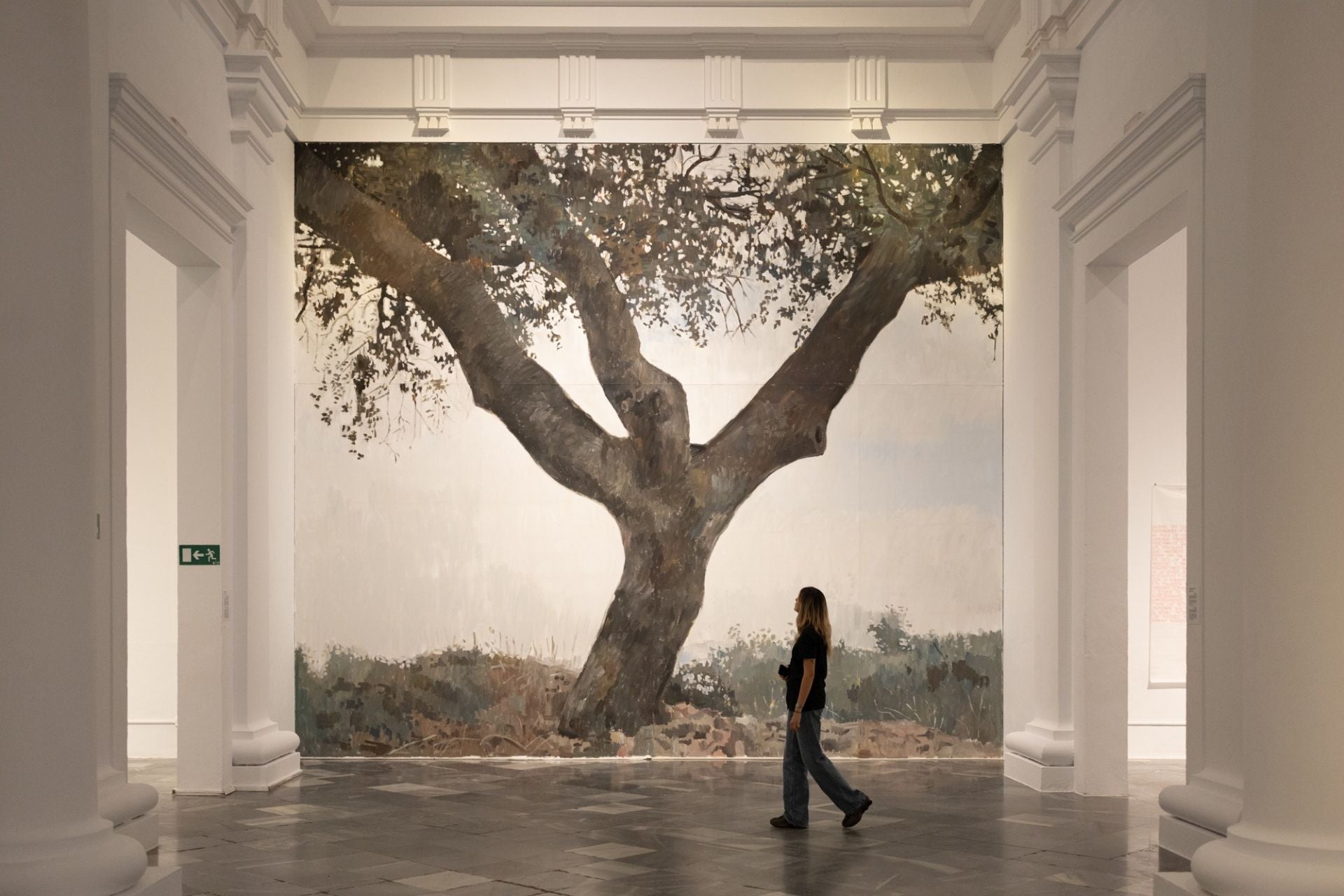 El mural de un árbol, al final de la sala Ferreres-Goerlich, donde se exhibe la exposición PAM! PAM 2025