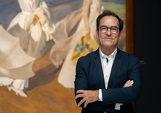 Enrique Varela posa frente a una de las obras de Sorolla.