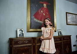 La fallera mayor infantil de Valencia 2026, Marta Mercader Roig, posa en una de las salas más emblemáticas de LAS PROVINCIAS.