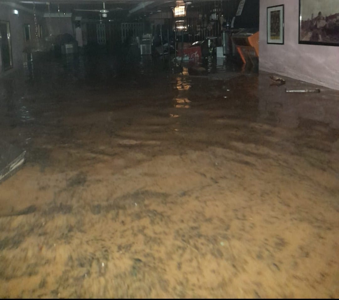 Imagen secundaria 1 - Santi y Eli, en su negocio, que han recuperado tal y como estaba. El agua alcanzó el 1,70 metros y dejó un paisaje lleno de barro y desolación.