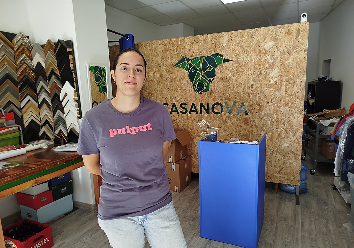 Imagen principal - Laura, a sus 26 años, sabía que iba a volver a abrir a pesar de que al día siguiente se encontró con una tienda totalmente arrasada y llena de barro y lodo.