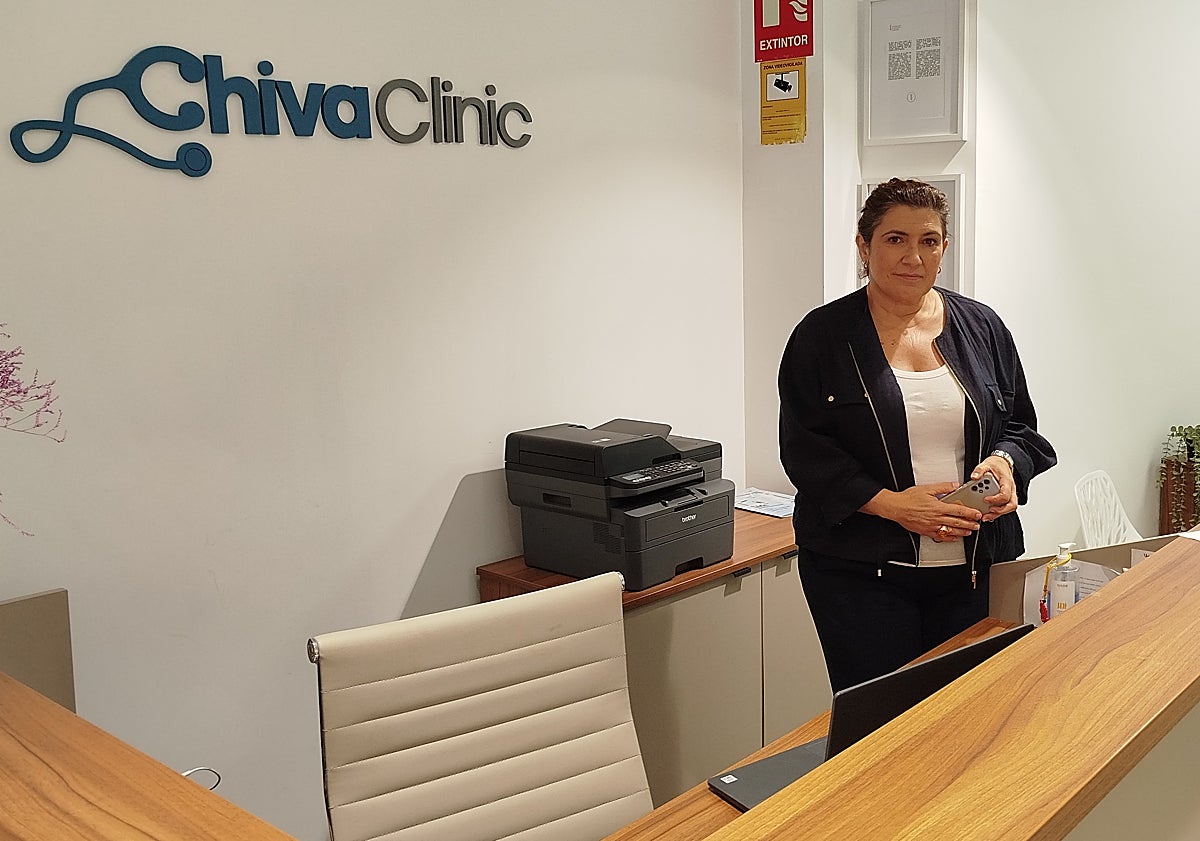 Imagen principal - Mamen había abierto junto a su hermana Lourdes una clínica en Chiva 15 meses antes de la dana. Volver no ha sido fácil pero tres meses después ya subieron la persiana.