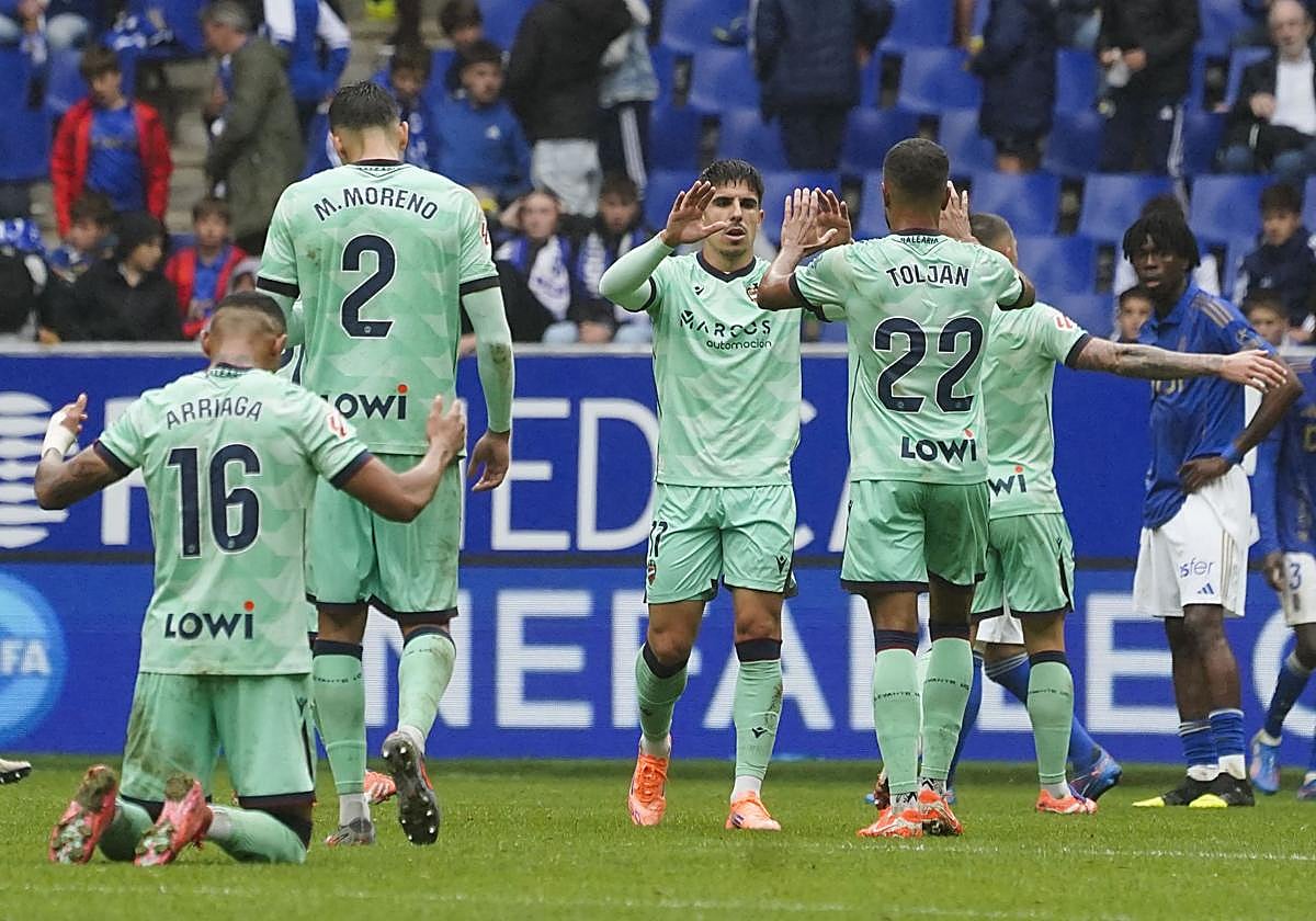 Los jugadores del Levante celebran la victoria ante el Real Oviedo.