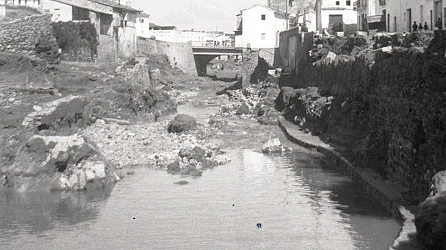 Imagen después - Dos visiones distintas del mismo tramo, con el puente nuevo como referente.