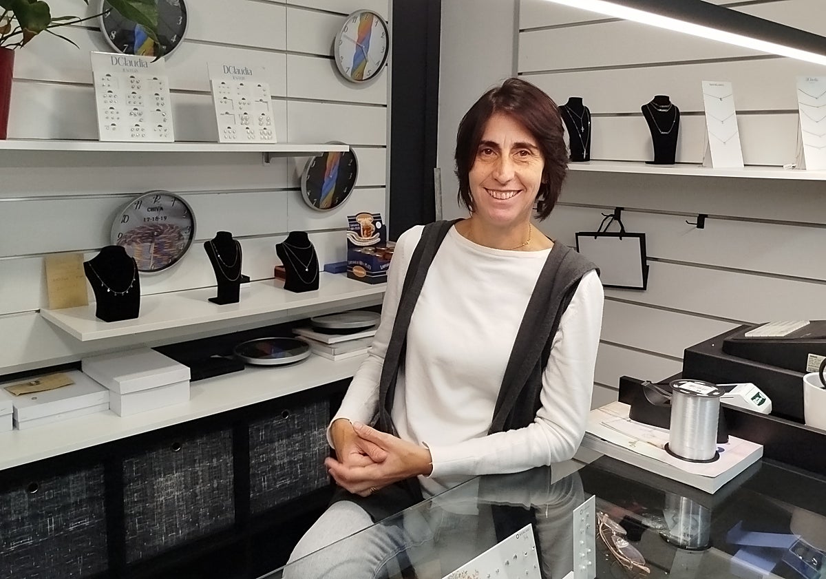 Imagen principal - Yolanda fue de las últimas en abrir en la calle Enrique Ponce. Tras mucho madurar la idea, al final decidió empezar de nuevo con la joyería.