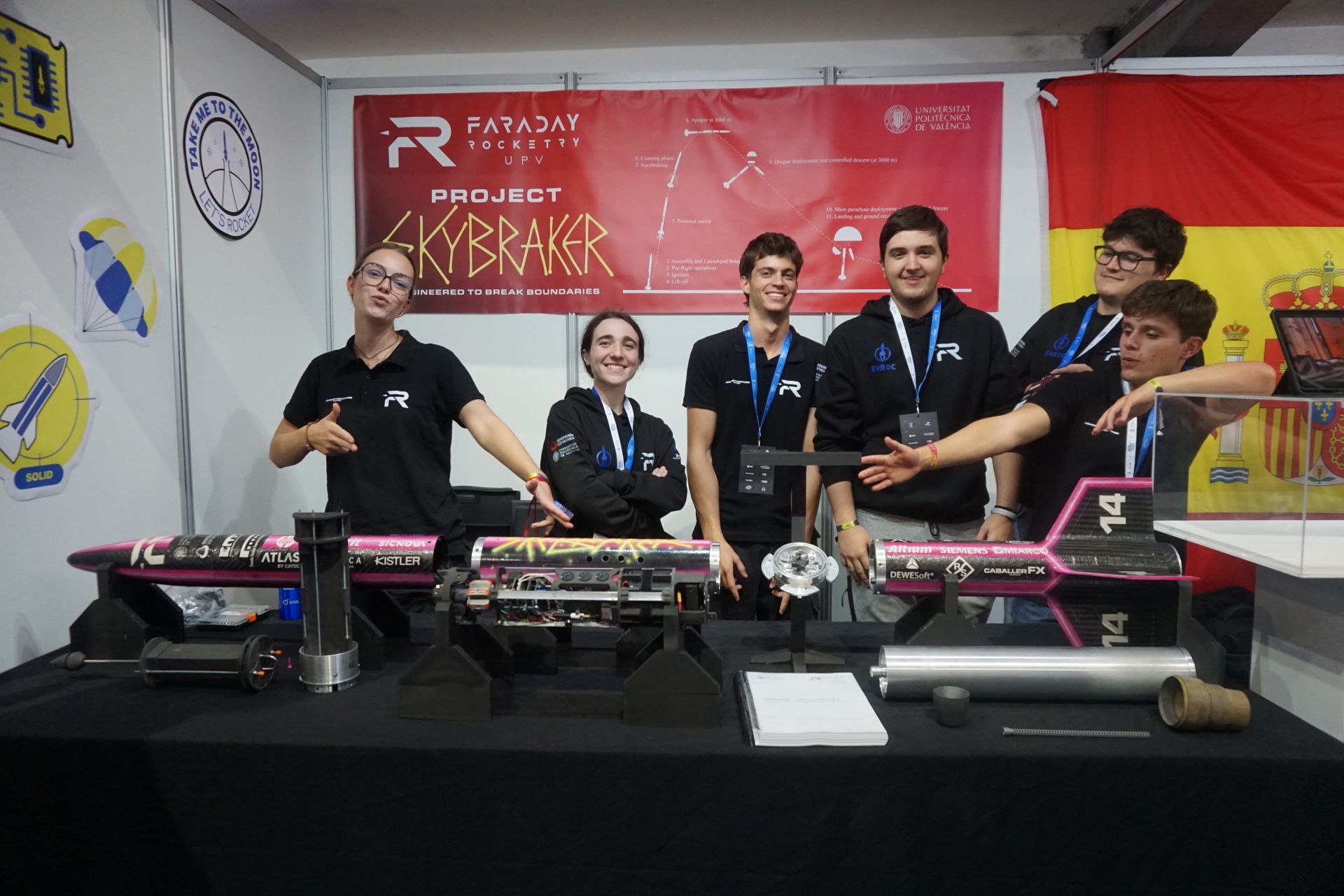 Imagen principal - Estudiantes de la UPV hacen historia con su cohete Skybraker y se coronan campeones de Europa